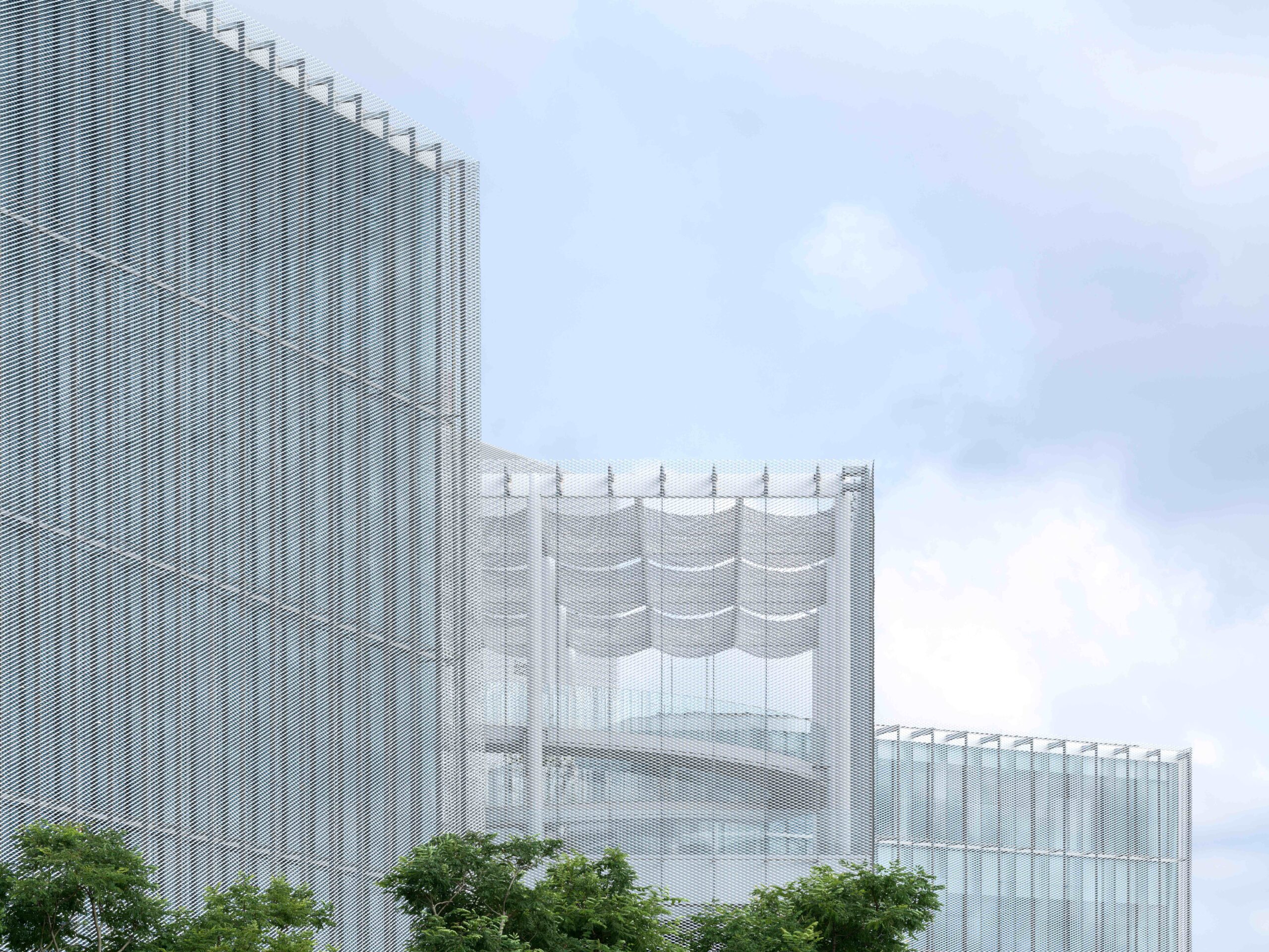 2. 綠美圖外觀帷幕 。圖片來源：臺中綠美圖提供｜YHLAA李易暹攝影