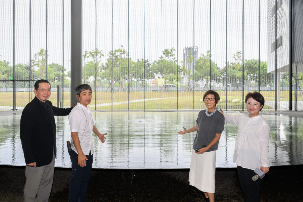 盧市長與建築師妹島和世與西澤立衛、劉培森開箱綠美圖大廳。圖片來源：臺中綠美圖提供｜ANPIS-FOTO-王世邦