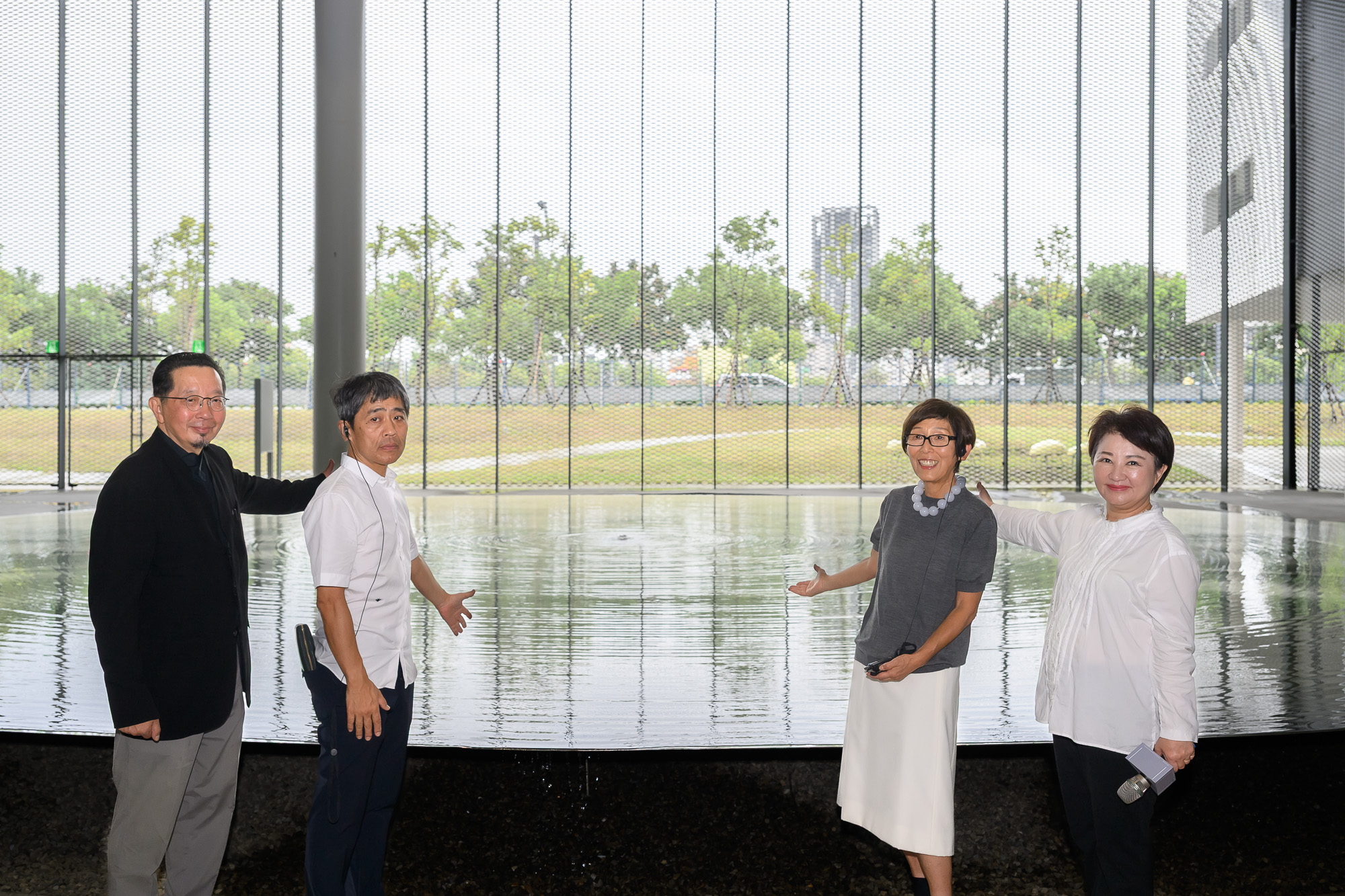 盧市長與建築師妹島和世與西澤立衛、劉培森開箱綠美圖大廳。圖片來源：臺中綠美圖提供｜ANPIS-FOTO-王世邦